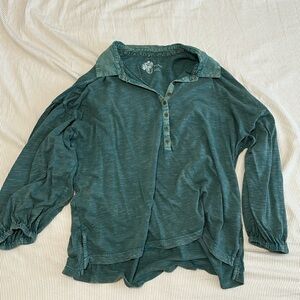 Like new, worn once super comfy Pilcro blouse. Slightly cropped.
